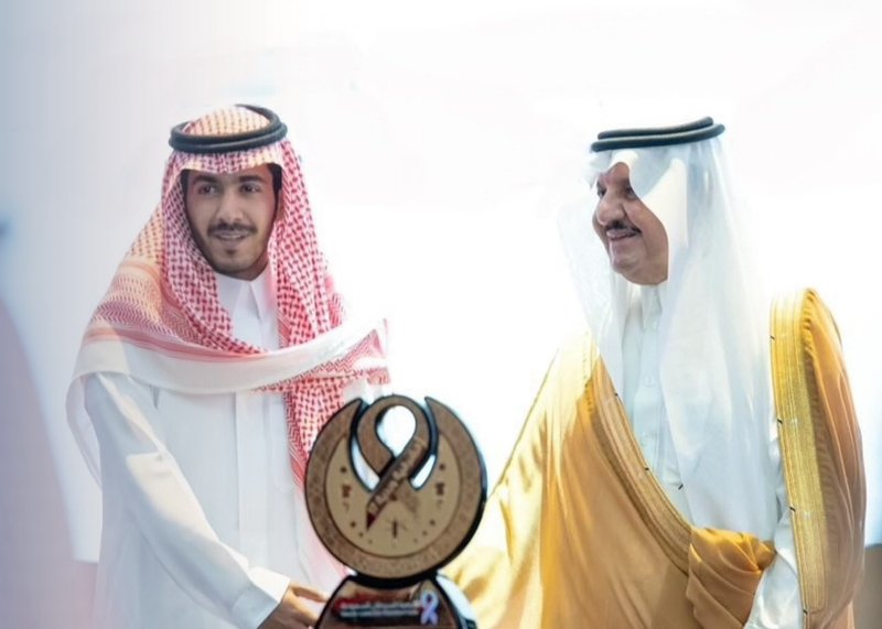 تكريم أحد رعاة حملة الشرقية وردية