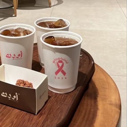أكواب مقهى أولدن بهوية شريك وردي