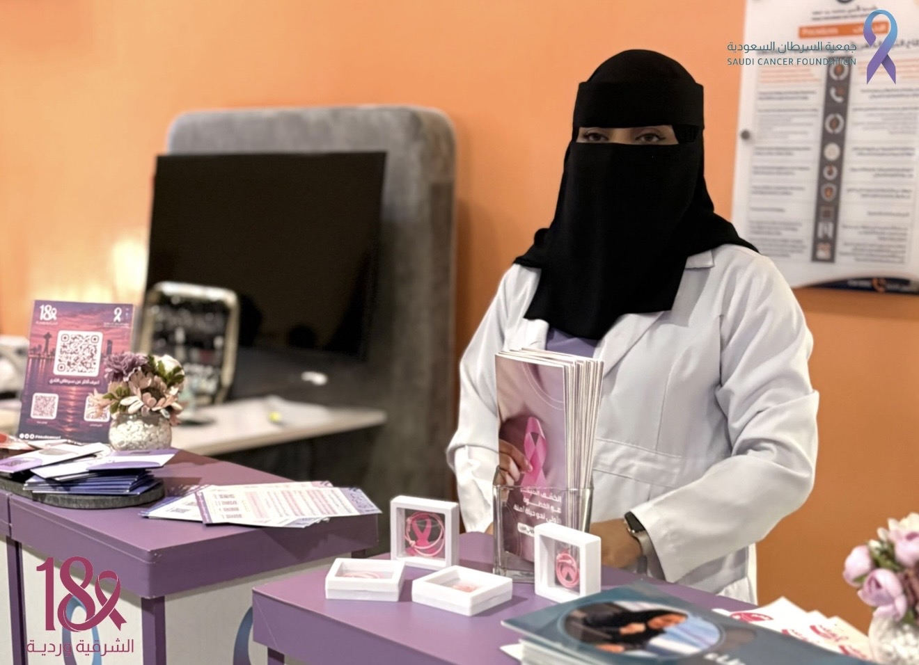 ‏جانب من البوث التوعوي عن سرطان الثدي في جامعة الأمير محمد بن فهد ضمن حملة ⁧‫#الشرقية_وردية_18